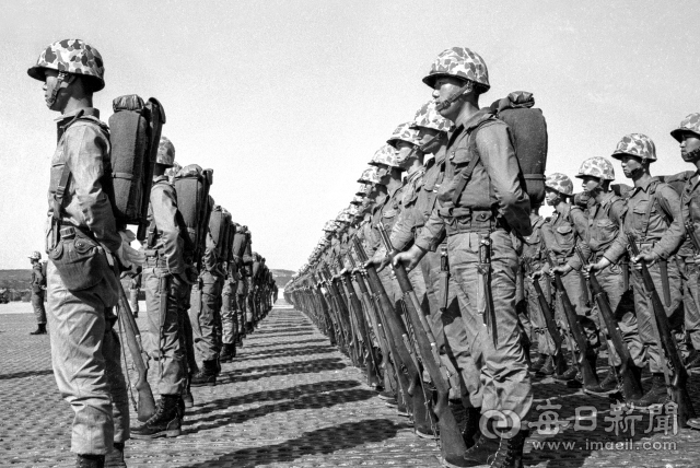 1967년 가을 대구 시내 여고생들이 파월 부상장병 가족 돕기 가두 모금을 벌이고 있다. 월남전에서 한국군은 연 파병 인원 32만명 중 사망 5천99명, 부상 1만1천2백32명과 15만9천여 명의 고엽제 피해자가 발생했다. 사진=매일아카이빙센터