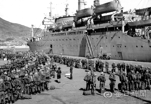 1966년 8월 6일 1천7백88명의 파월 청룡,맹호 교체부대 1진이 미 해군 수송선으로 부산항에 도착하자 환영식이 열리고 있다. 이들은 월남에서 9개월 간 9개 작전을 펴 1천1백5명의 베트콩을 사살하고 귀순병 76명을 인도하는 성과를 올렸다. 사진=매일아카이빙센터