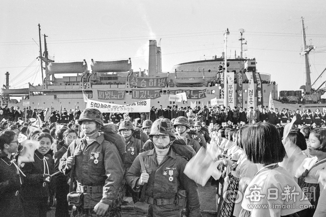1971년 12월 9일 오전 청룡부대(해병 제2여단) 장병들이 베트남 파병 6년 만에 미 해군 수송선을 타고 부산항으로 개선하고 있다. 사진=매일아카이빙센터
