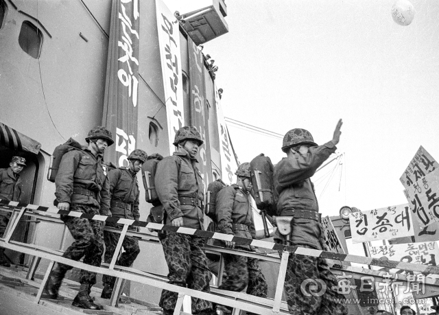 1971년 12월 9일 오전 부산항 제3부두에서 김종필 국무총리, 3부 요인 , 장병 가족과 학생, 시민들이 참석한 가운데 청룡부대(해병 제2여단) 개선 환영식이 열리고 있다. 사진=매일아카이빙센터
