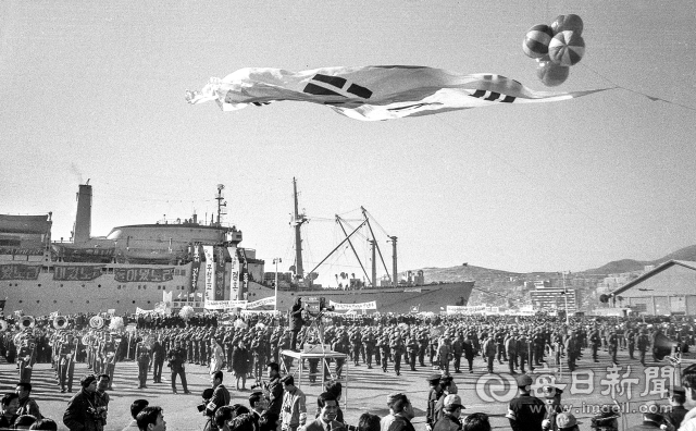 1973년 1월 30일 월남 휴전협정으로 파월 8년 만에 국군 철수가 시작돼 미 공군 수송기 편으로 수원공항에 귀환한 국군 선발대, 주월 부사령관 강원채 소장이 귀국보고를 하고있다. 강 소장은 5.16 군사 쿠데타 직후 인 1961년 6월부터 1963년 12월까지 대구시장을 지낸 뒤 군에 복귀했다. 사진=매일아카이빙센터