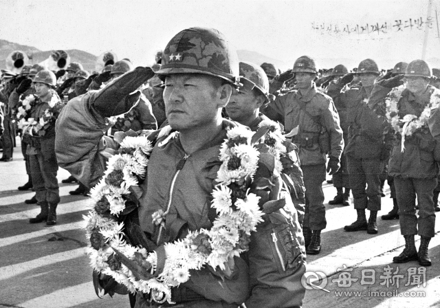 1965년 9월 20일 오전 포항 해병 제1상륙사단 연병장에서 열린 파월 청룡부대(해병 제2여단) 결단식. 결단식에는 박정희 대통령, 3부 요인, 국방장관, 합동참모본부장, 3군 참모총장, 브라운 미 대사 등이 참석했다. 사진=매일아카이빙센터