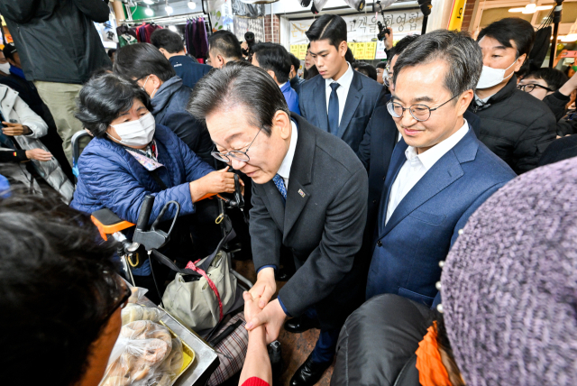 자료사진. 더불어민주당 이재명 대표와 김동연 경기도지사가 지난해 11월 21일 오전 수원시 팔달구 못골종합시장을 방문해 상인들과 인사하고 있는 모습. 연합뉴스