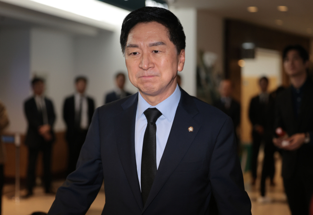 국민의힘 김기현 의원이 23일 오후 송파구 서울아산병원에 마련된 고 이상득 전 국회부의장 빈소에 조문을 위해 이동하고 있다. 연합뉴스