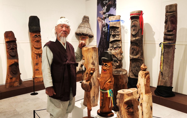 안동 세계유교문화박물관에서는 22일부터 27일까지 장승쟁이 타목 김종흥 장승과 솟대 전시