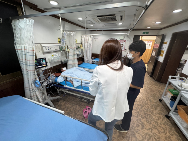 경남도가 응급의료 취약지역 응급실에 배치된 공중보건의사를 대상으로 현장교육을 진행하고 있다. [사진=경남도]