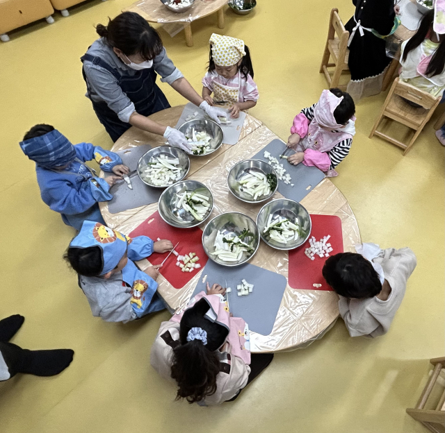 호명초등학교 병설유치원생들이 김장철을 맞아 직접 깍두기를 만들고 먹어보는 체험을 진행하고 있다. 예천교육지원청 제공