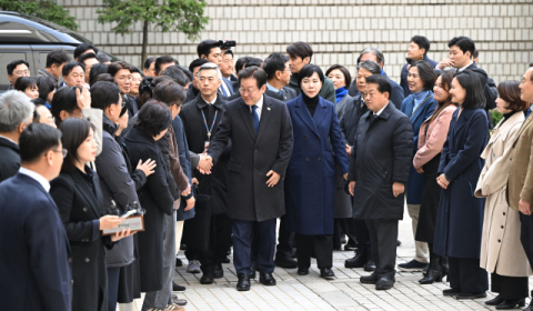 법원 출석하던 이재명 대표에 운동화 투척…40대男 검찰 송치