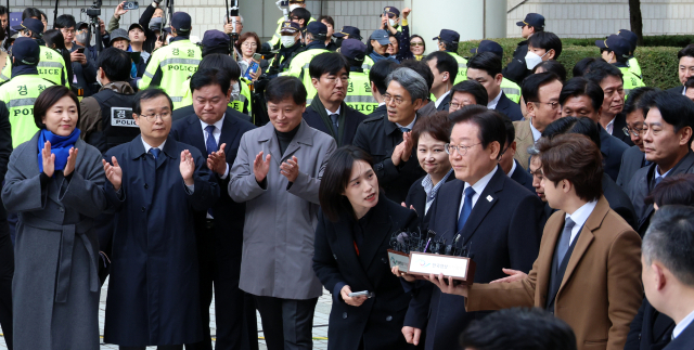 더불어민주당 이재명 대표가 25일 오후 서울 서초구 서울중앙지법에서 열린