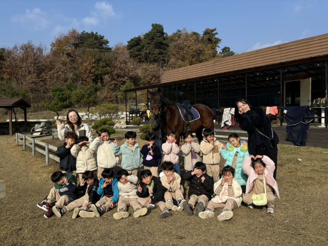 안동강남초등학교 병설유치원생과 교사들이 승마체험 프로그램을 진행한 뒤 말과 함께 기념 촬영을 하고 있다. 안동강남초 제공