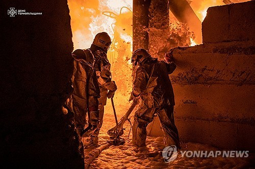 러시아 드론공격으로 우크라이나 테르노필의 건물이 불타는 모습. 로이터=연합뉴스