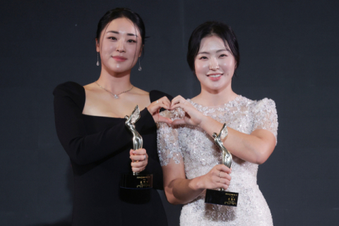 KLPGA 윤이나, 화려한 대관식…대상·상금왕·최저타수 3관왕