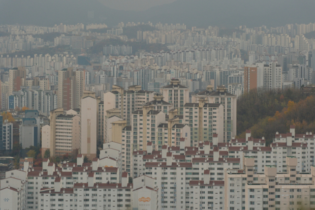 서울 인왕산에서 바라본 서울 시내 아파트 모습. 연합뉴스