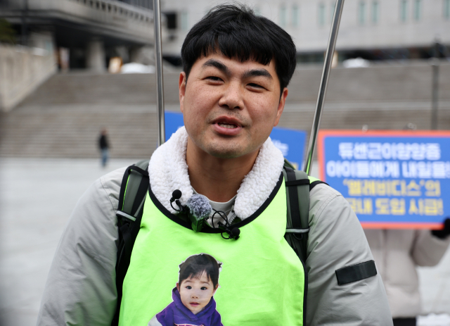 국내에는 치료법이 없는 희귀병을 앓고 있는 네 살 딸 사랑이의 치료비용을 위해 전국 곳곳을 돌며 후원을 요청하고 있는 전요셉 씨가 29일 오후 최종 목적지인 서울 광화문광장에 도착, 소감을 밝히고 있다. 연합뉴스