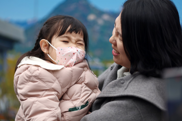 국내에는 치료법이 없는 희귀병을 앓고 있는 네 살 딸의 치료비용을 위해 전국 곳곳을 돌며 후원을 요청하고 있는 전요셉 씨의 가족 이상아씨와 사랑이가 29일 오후 서울 광화문광장에서 밝은 표정을 짓고 있다. 연합뉴스