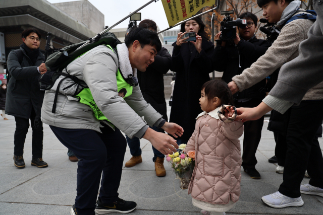 국내에는 치료법이 없는 희귀병을 앓고 있는 네 살 딸 사랑이의 치료비용을 위해 전국 곳곳을 돌며 후원을 요청하고 있는 전요셉 씨가 29일 오후 최종 목적지인 서울 광화문광장에 도착, 마중 나온 사랑이를 안고 있다. 연합뉴스