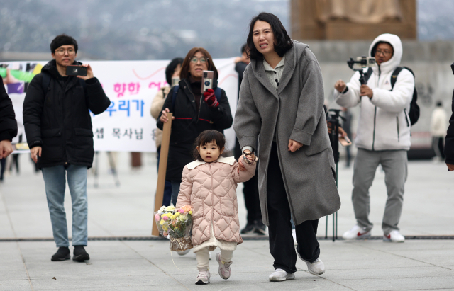 국내에는 치료법이 없는 희귀병을 앓고 있는 네 살 딸의 치료비용을 위해 전국 곳곳을 돌며 후원을 요청하고 있는 전요셉 씨의 가족 이상아씨와 사랑이가 29일 오후 서울 광화문광장에 도착하는 전 씨에게 향하고 있다. 연합뉴스