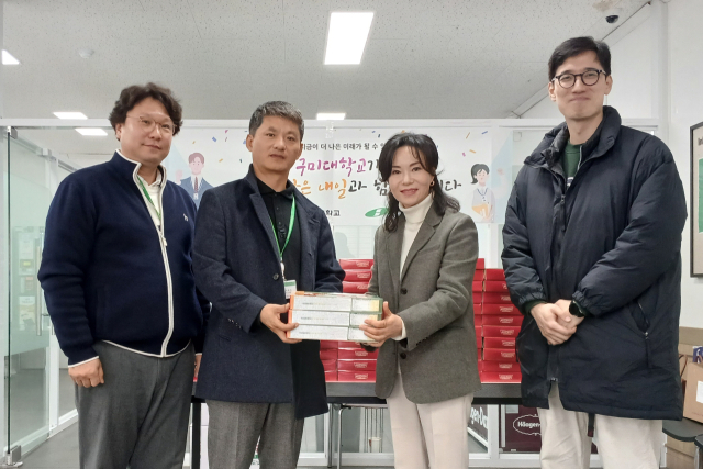 김정숙(오른쪽 두 번째) 구미대 공동훈련센터장이 자화전자에 임직원 간식을 전달한 뒤 기념촬영을 하고 있다. 구미대 제공