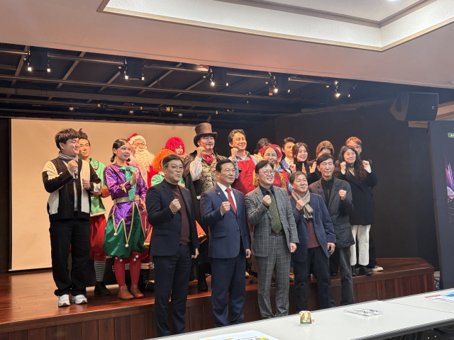 지난 26일 남구 대덕문화전당에서 열린 2024 지역 문화 콘텐츠 제작발표회에서 조재구 남구청장과 뮤지컬 연출·출연진들이 단체 촬영을 하고 있다. 최현정 기자