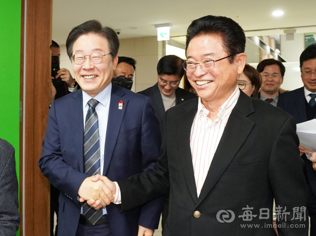 이철우 경북도지사가 1일 경북도청을 방문한 이재명 더불어민주당 대표와 인사를 나누고 있다. 안성완 기자 asw0727@imaeil.com