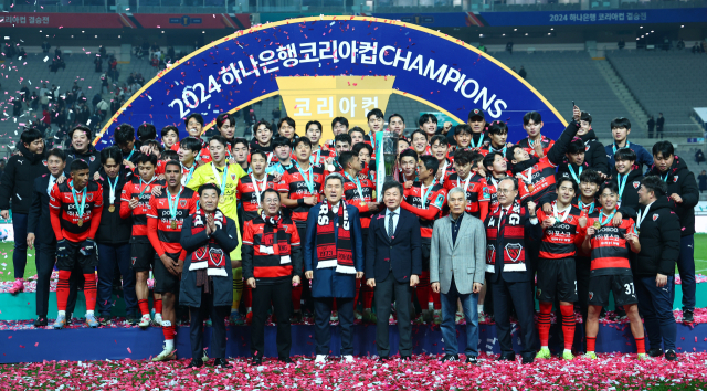 30일 오후 서울월드컵경기장에서 열린 2024 하나은행 코리아컵 포항 스틸러스와 울산HD의 결승전이 끝나고 열린 시상식에서 우승을 차지한 포항 선수 및 정몽규 대한축구협회장 등이 기념촬영을 하고 있다. 연합뉴스