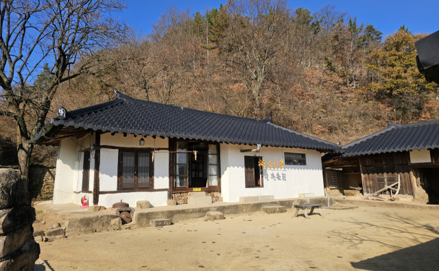 영화 에 나오는 혜원의 고향 집이다. 이 집은 혜원을 살린 작은 숲이다.