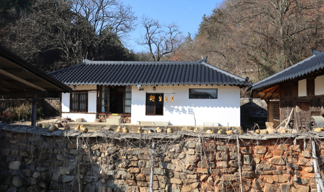 영화 에 나오는 혜원의 고향 집이다. 황토 돌담과 조롱박이 나그네를 반긴다. 겨울 볕이 돌담 사이에서 졸고 있다.