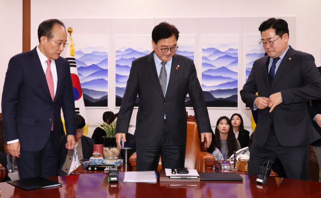우원식 국회의장과 국민의힘 추경호 원내대표(왼쪽), 더불어민주당 박찬대 원내대표(오른쪽)가 26일 서울 여의도 국회에서 채상병 순직사건 국정조사 특위 가동 등 현안을 논의하기 위한 여야 원내대표 회동에 앞서 카메라를 향해 서고 있다. 연합뉴스