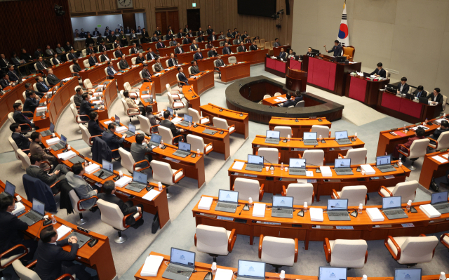 지난달 29일 국회에서 열린 예산결산특별위원회 전체회의에서 박정 위원장이 야당 단독으로 감액 예산안을 통과시키고 있다. 연합뉴스