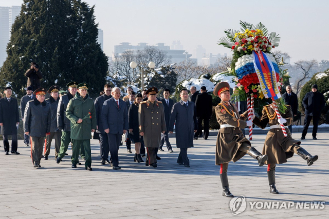 지난달 30일 평양에서 해방탑을 방문한 안드레이 벨로우소프 러시아 국방장관. 연합뉴스