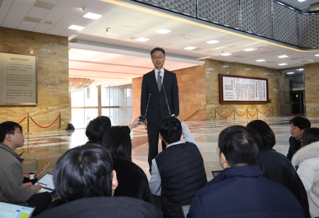 최재해 감사원장이 29일 국회 예결위 회의에 입장하며 자신에 대한 탄핵소추안 관련 입장을 말하고 있다. 연합뉴스