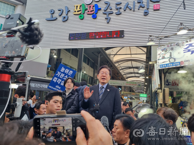 지난해 12월 1일 포항 죽도시장을 찾은 이재명 더불어민주당 대표가 단상 위에 올라 연설을 하고 있다. 배형욱 기자