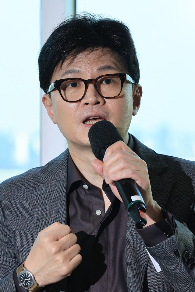 국민의힘 한동훈 대표가 29일 오전 서울 마포구 한 북카페에서 열린 정책 토크콘서트