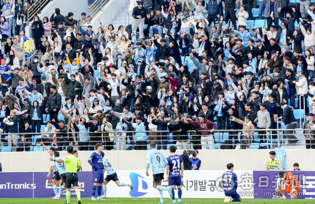 1일 대구 북구 DGB대구은행파크에서 열린 K리그 2024 승강 플레이오프 2차전 대구FC와 충남아산FC의 경기에서 대구FC 이찬동 선수가 득점에 성공하자 선수들과 팬들이 기뻐하고 있다. 안성완 기자 asw0727@imaeil.com