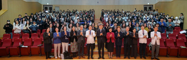 계명대 간호대학 100주년을 맞아 국제학술대회가 열린 가운데 참석자들이 포즈를 취하고 있다. 계명대 제공
