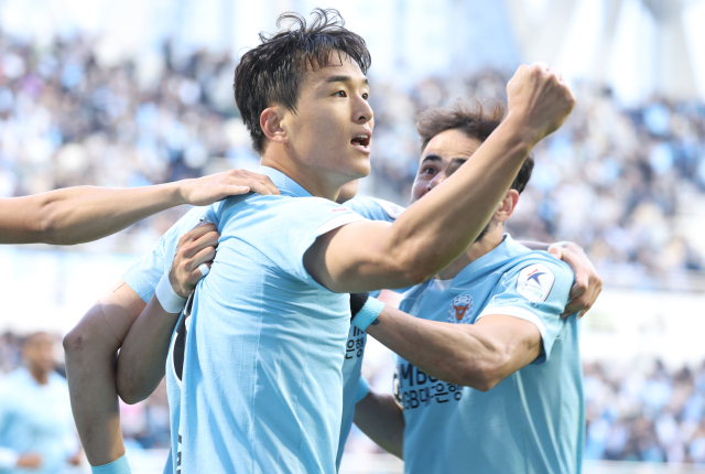 1일 오후 대구 DGB대구은행파크에서 열린 하나은행 K리그 2024 승강 플레이오프 2차전 대구FC와 충남아산FC의 경기. 대구FC 이찬동이 연장 전반 득점에 성공한 뒤 기뻐하고 있다. 연합뉴스