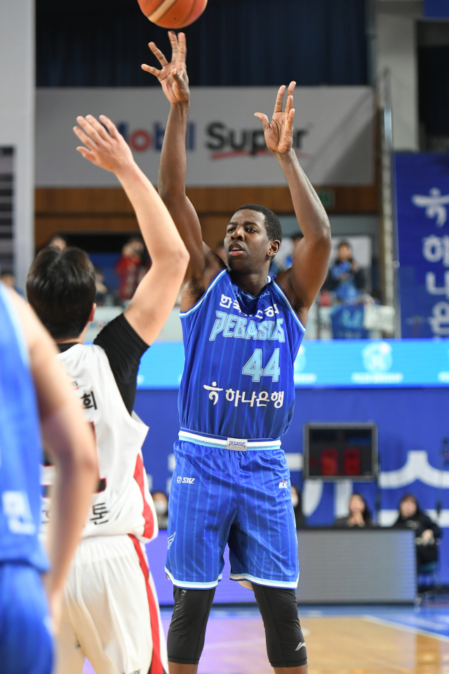 대구 한국가스공사 페가수스의 앤드류 니콜슨이 1일 대구체육관에서 열린 2024-2025 KBL 안양 정관장 레드부스터스와의 경기에 출전해 슛을 시도하고 있다. KBL 제공