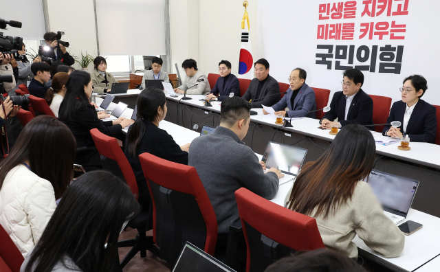 국민의힘 추경호 원내대표(오른쪽 세번째)가 1일 오후 국회에서 열린 기자간담회에서 발언하고 있다. 연합뉴스