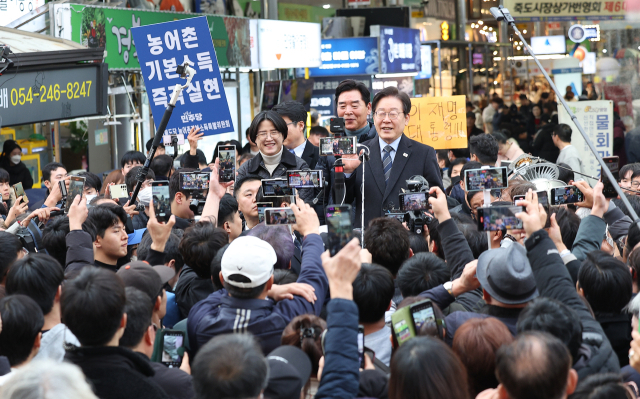 더불어민주당 이재명 대표가 1일 오후 경북 포항시 죽도시장을 찾아 시민들에게 인사하고 있다. 연합뉴스