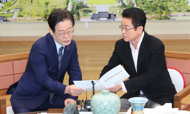 더불어민주당 이재명 대표가 1일 오전 경북도청을 찾아 이철우 경북도지사에게 2025년 APEC 정상회의 성공개최 지원 건의안을 듣고 있다. 연합뉴스