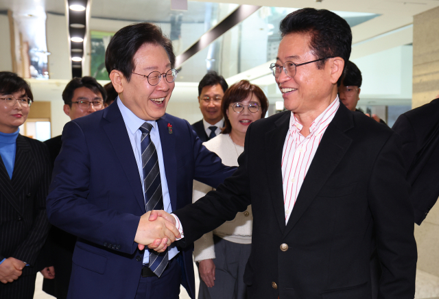 더불어민주당 이재명 대표가 지난 2024년 12월 1일 오전 경북도청을 찾아 이철우 경북도지사와 악수하고 있다. 참고로 공교롭게도 윤석열 전 대통령의 비상계엄 선포 이틀 전 시점이었다. 연합뉴스