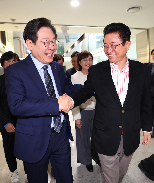더불어민주당 이재명 대표가 1일 오전 경북도청을 찾아 이철우 경북도지사와 악수하고 있다. 연합뉴스