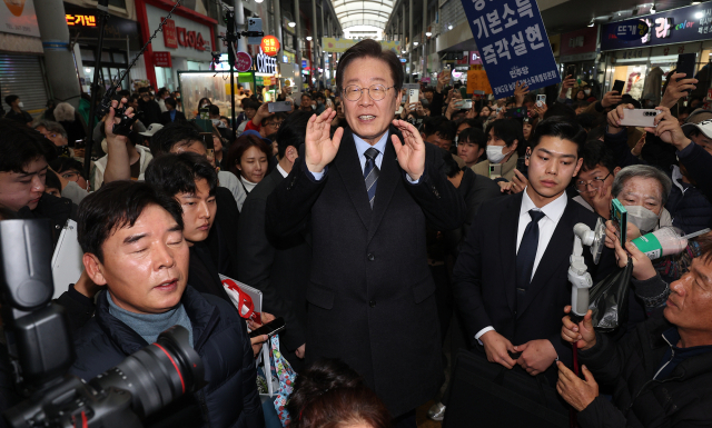 더불어민주당 이재명 대표가 1일 오후 경북 포항시 죽도시장을 찾아 시민들에게 인사하고 있다. 연합뉴스