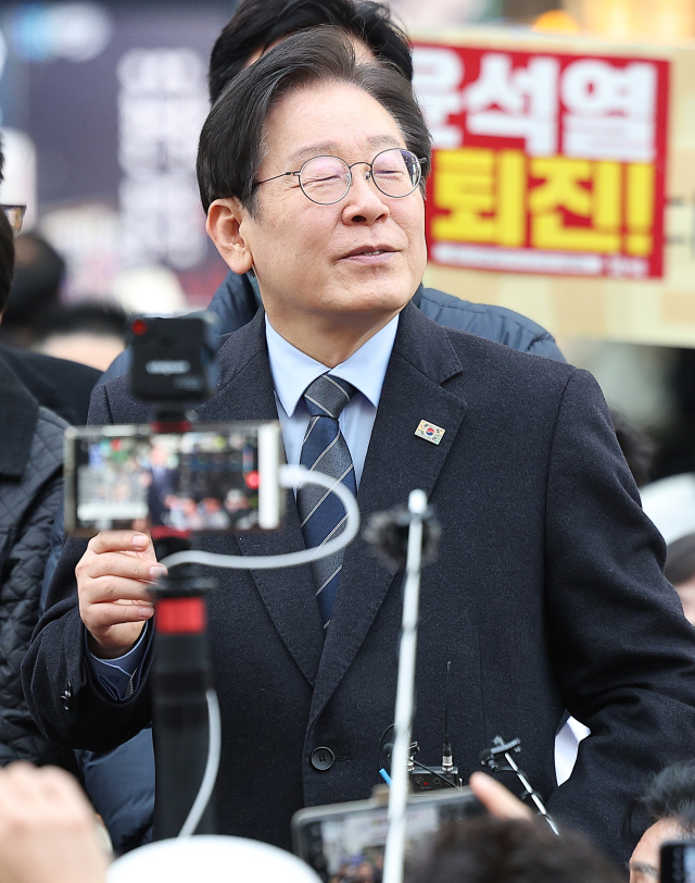 더불어민주당 이재명 대표가 1일 오후 경북 포항시 죽도시장을 찾아 시민들에게 인사하고 있다. 연합뉴스