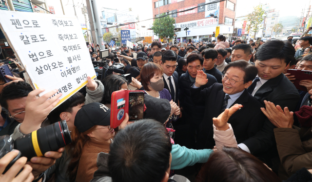 더불어민주당 이재명 대표가 1일 오후 경북 포항시 죽도시장을 찾아 시민들에게 인사하고 있다. 연합뉴스