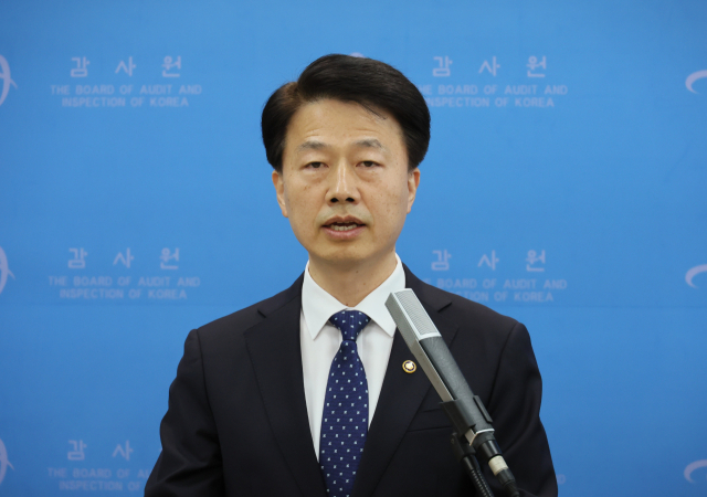 최달영 감사원 사무총장이 2일 서울 종로구 감사원에서 긴급 브리핑을 열고 더불어민주당의 최재해 감사원장 탄핵 추진에 대한 입장을 밝히고 있다. 연합뉴스