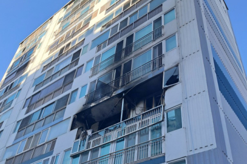 '쾅'하는 폭발음 들렸다…포항 아파트 화재 1명 사망·17명 부상