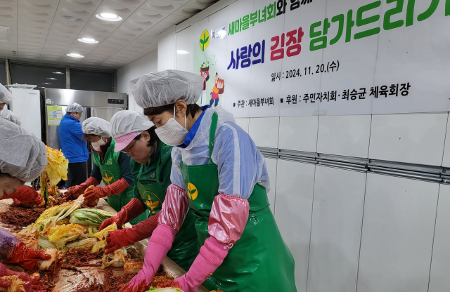 지난 11월 20일 자신의 지역구인 서울 광진구에서 김장 나눔 행사에 참여했던 고민정 더불어민주당 국회의원. 고민정 의원 페이스북