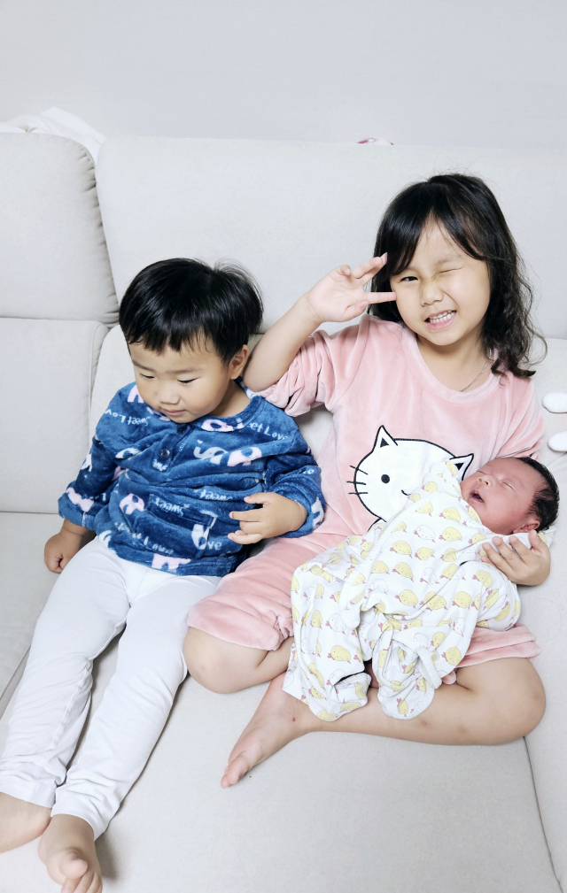 정다영·박태영 부부 첫째 딸 박혜원(6), 둘째 아들 박민준(3), 셋째 아들 박서준.