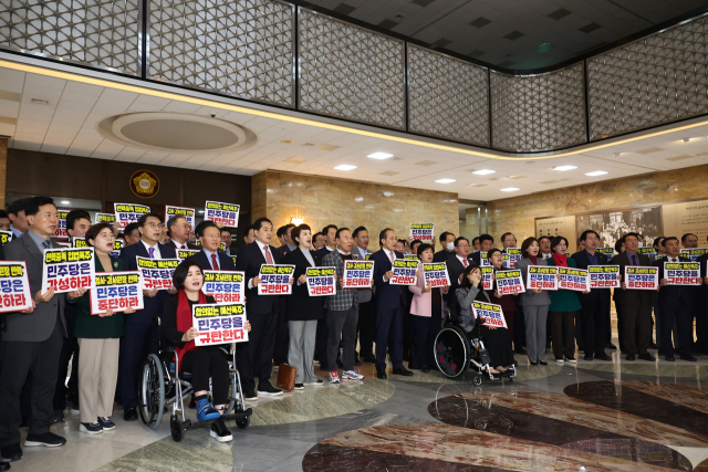 2일 정기회 제14차 본회의가 열리는 서울 여의도 국회 로텐더홀에서 국민의힘 의원들이 민주당의 감사원장 탄핵안 보고와 관련해 피켓 시위를 하고 있다. 연합뉴스